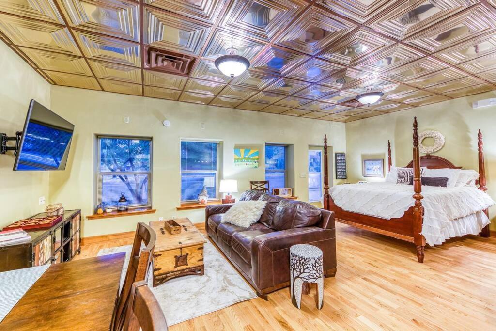 The Lovemore Inn~Hot Tub~Cheerful Carriage Home Дельта Экстерьер фото